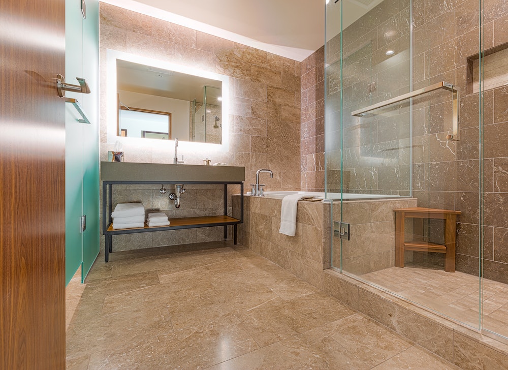 Rénovation de salle de bain : comment éviter les erreurs courantes pour maximiser la valeur immobilière